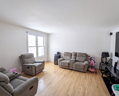Titre : Rare sur le marché – Spacieux 8 ½ à Laval (Chomedey) | 4 Chambres à coucher + 1 Salon + 1 Sa...