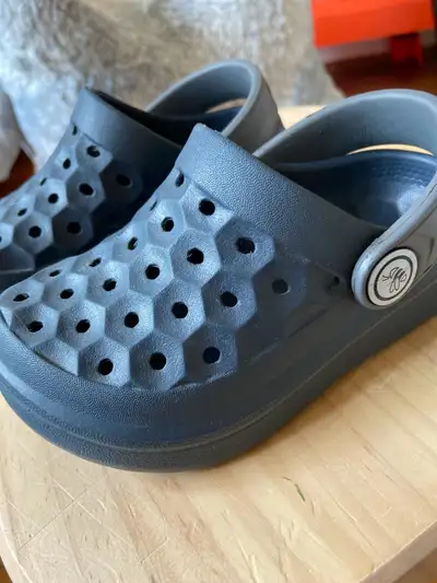 Joybees croc style navy blue sandals. Size C 6/7 Good used condition. Lots of life left for summer!