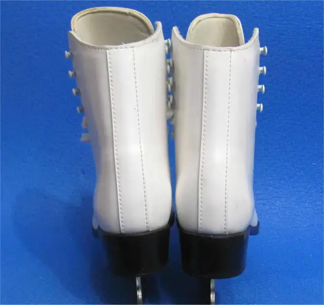 New CCM Skates Size-9 (Inner length 25cm/10'') Dwight in Skates & Blades in Muskoka - Image 9