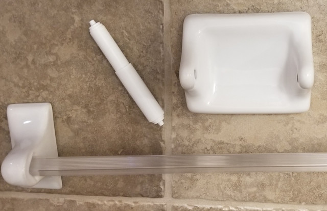 Bathroom towel and paper holders in Plumbing, Sinks, Toilets & Showers in Kitchener / Waterloo - Image 2