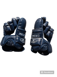 I deliver, CCM Hockey Gloves size medium 14 in