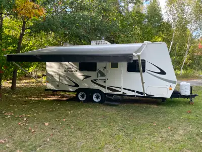 Marque R-Vision, modèle Max-Sport MS-19, grandeur 19 pieds en excellente état, auvent neuf, calfeutr...