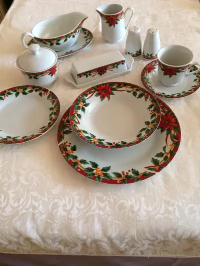 ** SUPERBE ENSEMBLE DE VAISSELLE FESTIF ** EN FINE PORCELAINE - 8 Assiettes de chaque: Principales /...