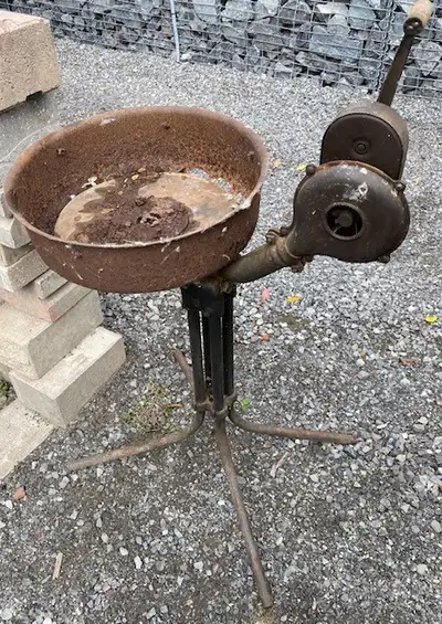 Manual crank hand forge working condition thou the basin has rusted through and needs welding up. Co...