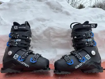 Ski boots/bottes de ski, View more