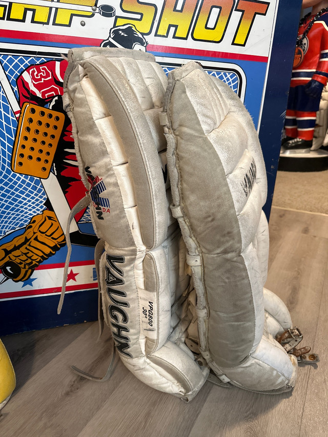 Vaughn Legacy VPG800 30” Vintage Early 90’s Goalie Pads in Hockey in Strathcona County - Image 2