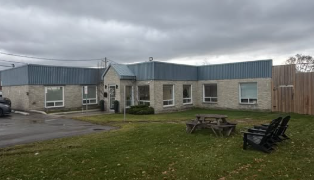Located in Thornhill , Ontario! 1 Room (1 working desk and 1 chair included). Looking for a clean, q...