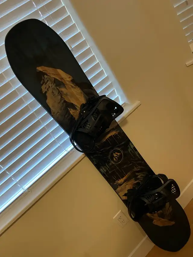Complete snowboard kit - Excellent condition in Snowboard in Nanaimo - Image 2