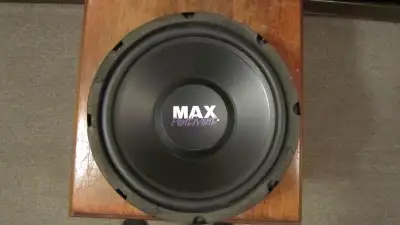 Like new subs 10" Max Pentivent sub 440w Two 8" Max Pentiventsubs 200w $140obo