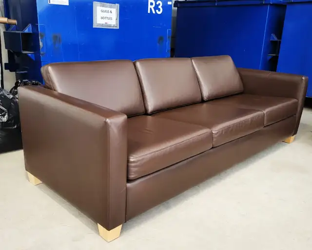 Like new pretty elegant top grain leather couches can deliver in Couches & Futons in Owen Sound - Image 4