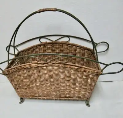 beautiful brown wicker antique newspaper / magazine stand with carrying handle . nice towel holder a...