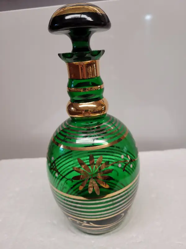 VTG Green & Gold Glass Decanter/Carafe With Stopper in Arts & Collectibles in Dartmouth - Image 4