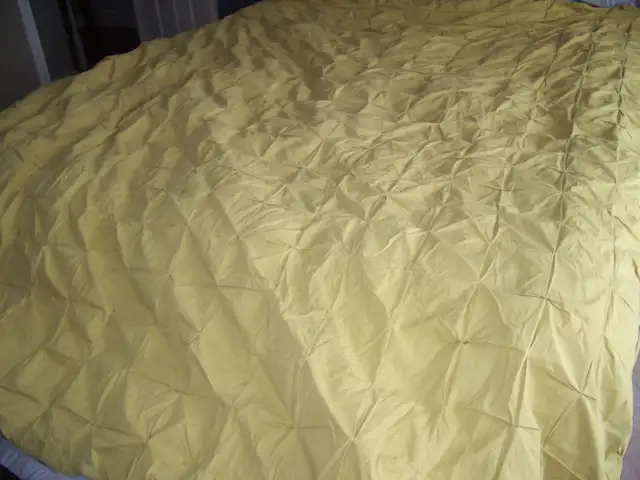 IKEA Honsbar Duvet w. Cover - Queen Size in Bedding in Hamilton - Image 7