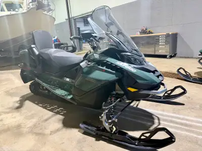 2024 Ski-Doo Grand Touring LE 900 ACE Turbo R is a (NEW UNUSED ONLY 3.1 KM) high-performance luxury...