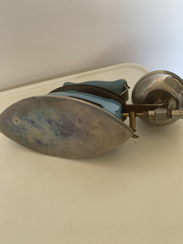 Vintage Coleman Gas Iron in Arts & Collectibles in Moose Jaw - Image 2