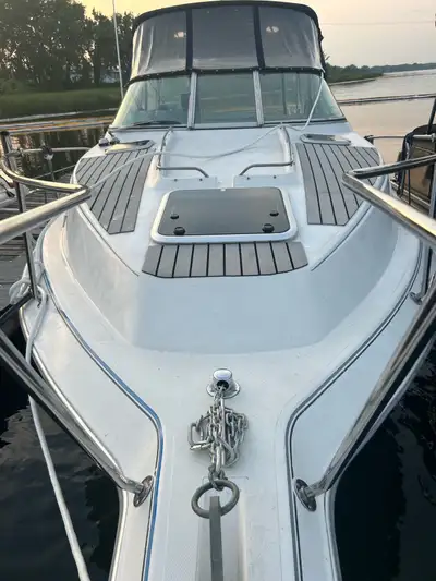 Bateau de 29’ avec la swim plate pied refait a neuf 12500$ bravo 2 batteries 1 ans peut coucher jusq...