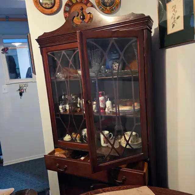 Antique furniture in Hutches & Display Cabinets in Muskoka - Image 4