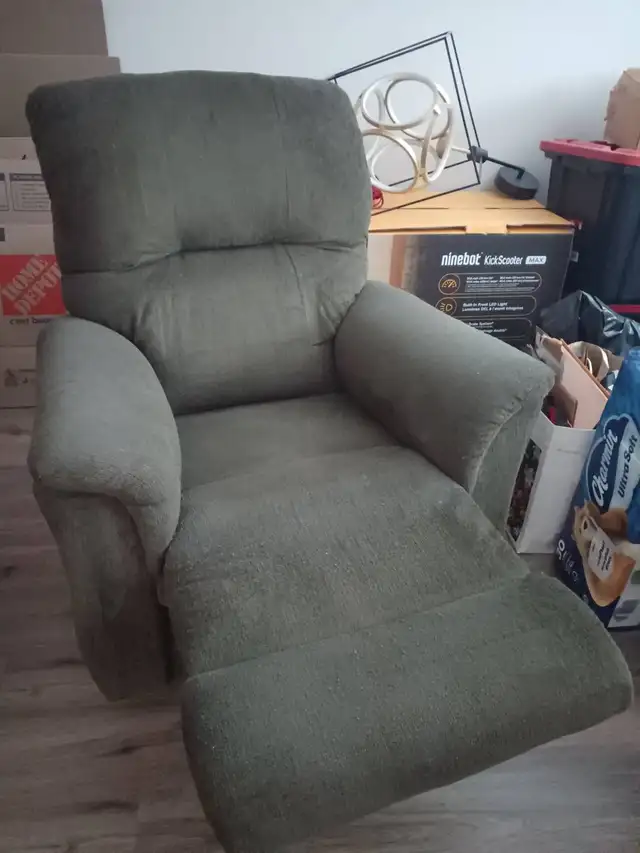 Sage Green Reclining Armchair - Great Condition in Chairs & Recliners in Markham / York Region - Image 3