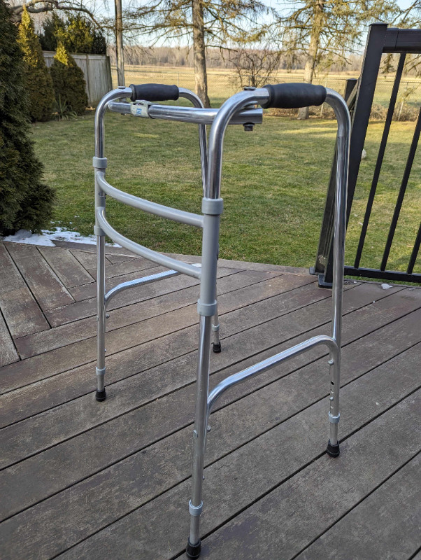 LUMEX 6050 FOLDING WALKER, ADULT SIZE. SINGLE BUTTON RELEASE. in Health & Special Needs in Windsor Region - Image 3