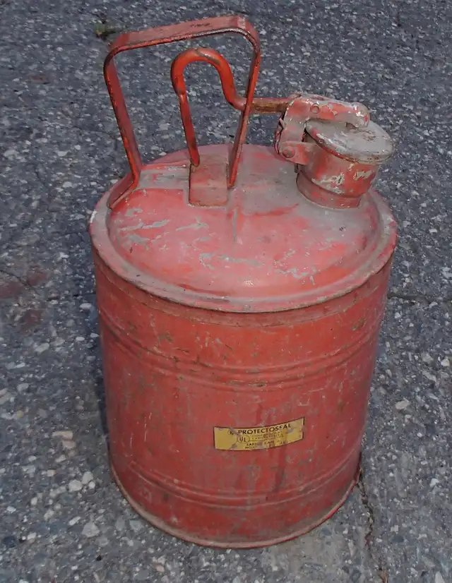 $40 Vintage 1940's Protectoseal Chicago gas can vintage garage in Hand Tools in Sudbury - Image 2