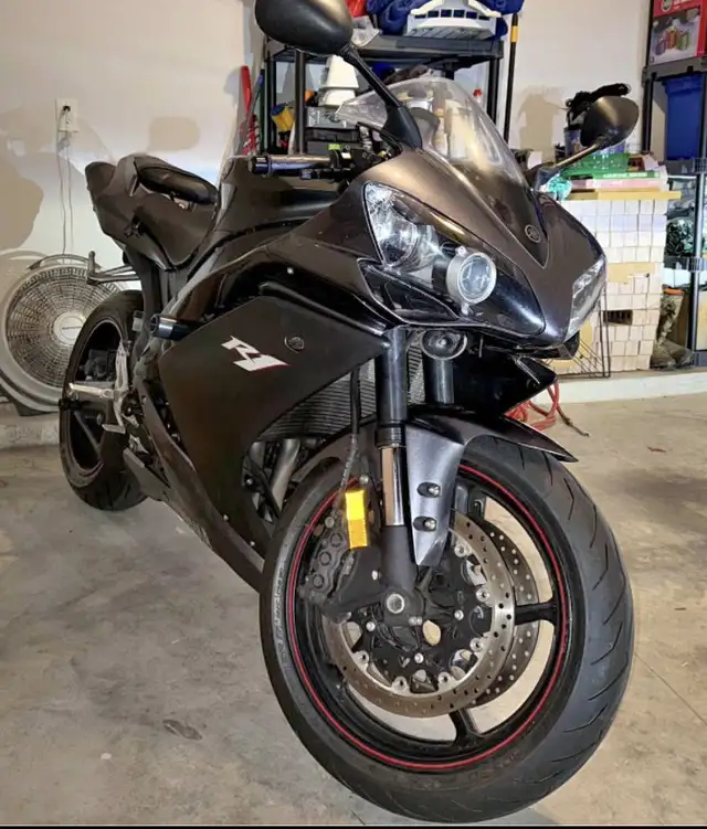 2007 Yamaha YZF-R1 in Sport Bikes in Red Deer - Image 2