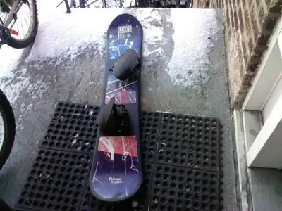 Snowboard Pelican, modèle Echos 130, de 52 pouces de long avec fixations en super bonne condition.