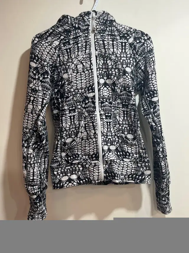 Lululemon White Black Glacier Lace Scuba Hoodie sz 6 in Women's - Tops & Outerwear in Mississauga / Peel Region - Image 5
