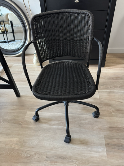Chaise osier pivotante à roulette Ikea en très bon état à vendre, View more
