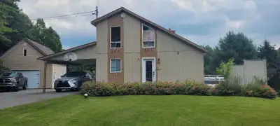 Maison toute rénover avec terrain de 200000 pieds carré avec petit lac à truite. Possibiliter d'avoi...