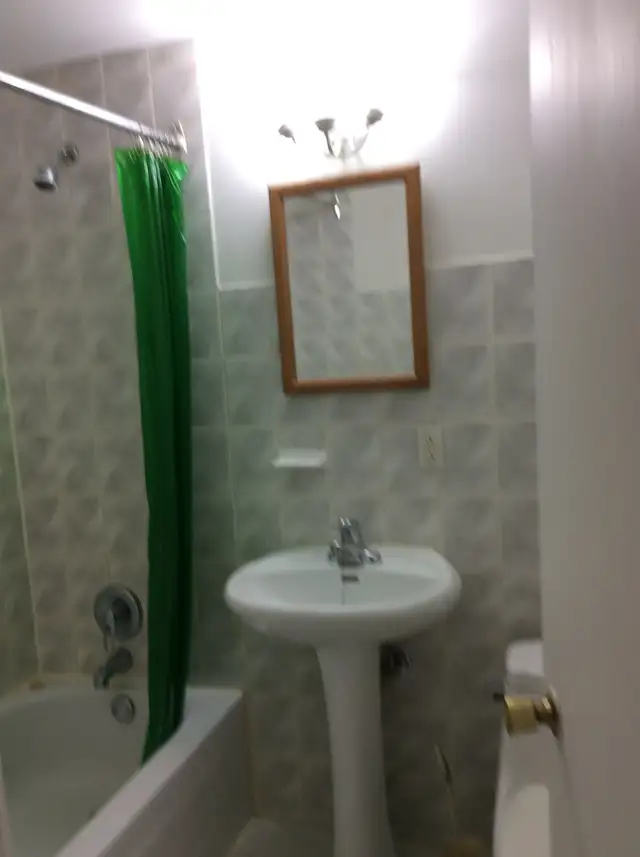 LACHINE 3.5 AVAILABLE IMMEDIATELY, RENOVATED. HEATED, HOT WATER INCLUDED