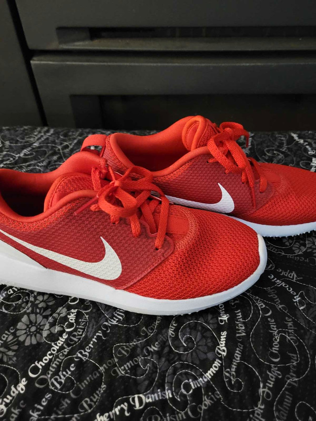 Nike Roshe JR Size 4 Golf Shoes in Golf in City of Halifax - Image 3