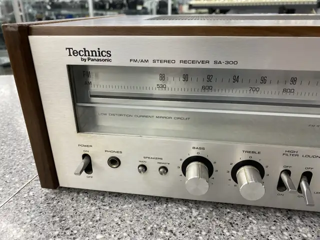 Vintage Technics SA-300 FM/AM Stereo Receiver in Stereo Systems & Home Theatre in City of Toronto - Image 4