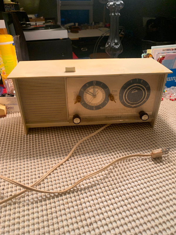 FLEETWOOD alarm clock/AM radio in Arts & Collectibles in Trenton - Image 4