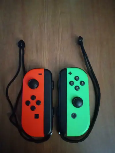 Red and green joy cons