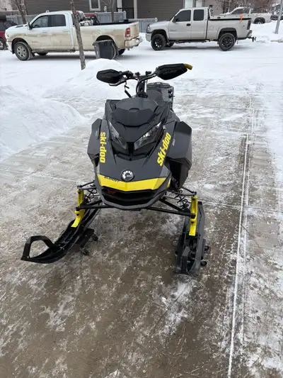 2018 skidoo summit X 850 Just over 2800km New belt 200km New spark plugs every year Rave valve seal...