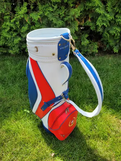 Dynatour golf bag in very good condition. Very durable. Includes rain hood, shoulder strap and has m...
