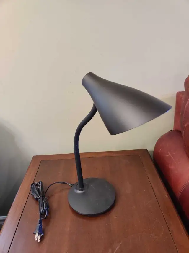 Black desk light with LED bulb (adjustable height) in Indoor Lighting & Fans in Ottawa - Image 2