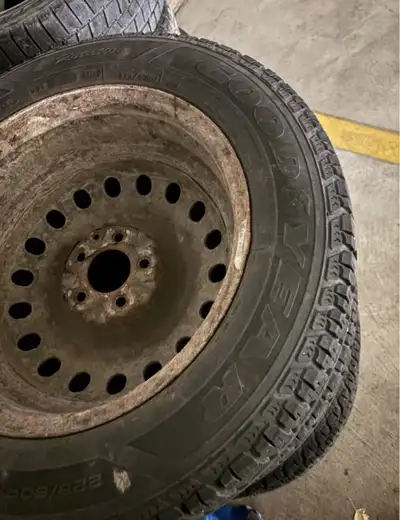 Les pneus d’hiver, il y a encore beaucoup de motifs, et ils sont encore très récents