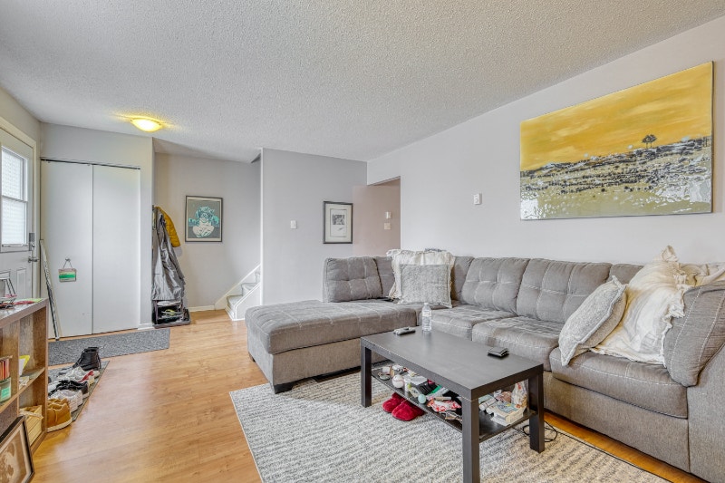 Cozy Renovated 3 bedroom house in Aylmer, for Sept 1st Long Term