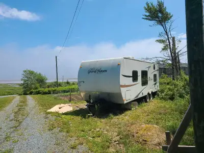 24ft travel trailer. with rear bunks. as is where is.