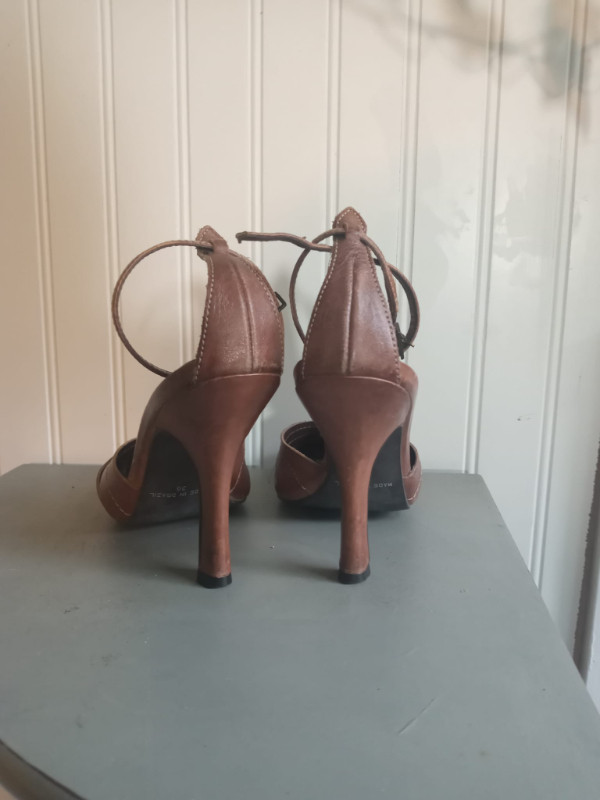 Leather shoes dans Femmes - Chaussures  à Hamilton - Image 3