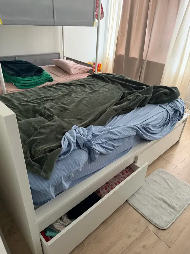 Lit double IKEA avec tiroir + matelas URGENT in Beds & Mattresses in West Island - Image 3