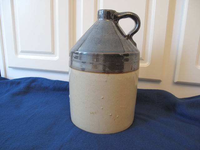 ANTIQUE STONEWARE JUG CROCK - 2 TONE w. HANDLE in Arts & Collectibles in Guelph