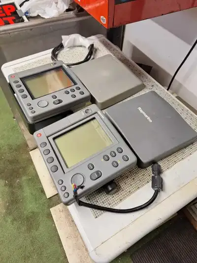 Raymarine SL72 and Raytheon SL70 radars. Come with one 2kw raydome and cables and mounting brackets....