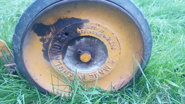 Vintage Metel Lawnmower in Lawnmowers & Leaf Blowers in Longueuil / South Shore - Image 6