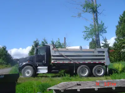 1990 KW T450 3176 Cat,13 speed,16'6" nahanni box,milage is approx.