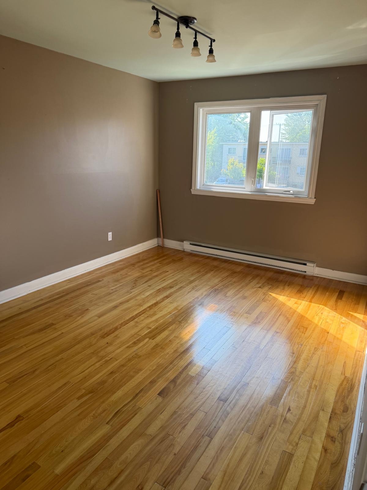 CHARMANT 5 1/2 RENOVE AU 1480 PLACE D'ANJOU, LAVAL, QC 1485$ — photo 3