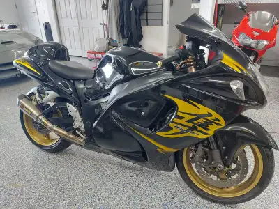 Full exhaust acrapovik 2 en 1 Powercomender Pneu arriere neuf Moteur de 35 000 kilo changer par lanc...