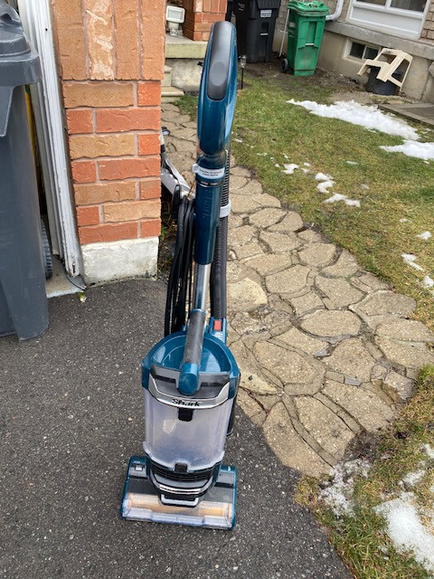 Shark - Upright Vacuum in Vacuums in Mississauga / Peel Region