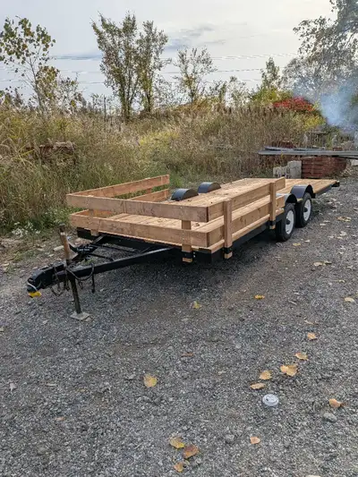 This sturdy 16 foot used tandem axle utility trailer features a reliable steel frame and a durable w...